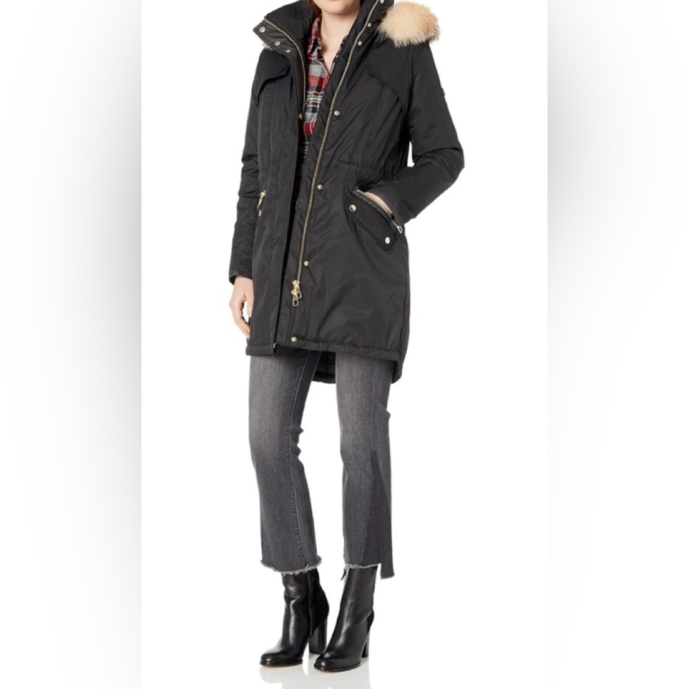 TUMI BLACK PUFFER COAT WITH TAN FUR TRIM. - Picture 15 of 16